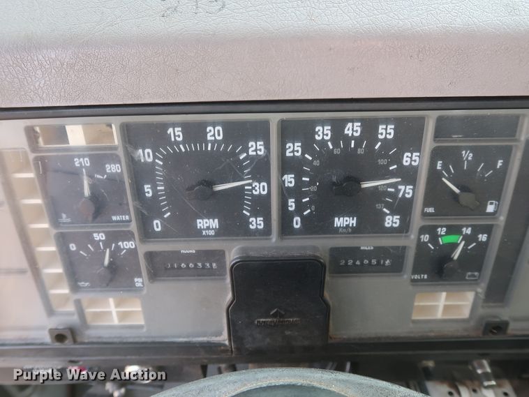 image for item GD9958 2001 International 4700 truck cab and chassis