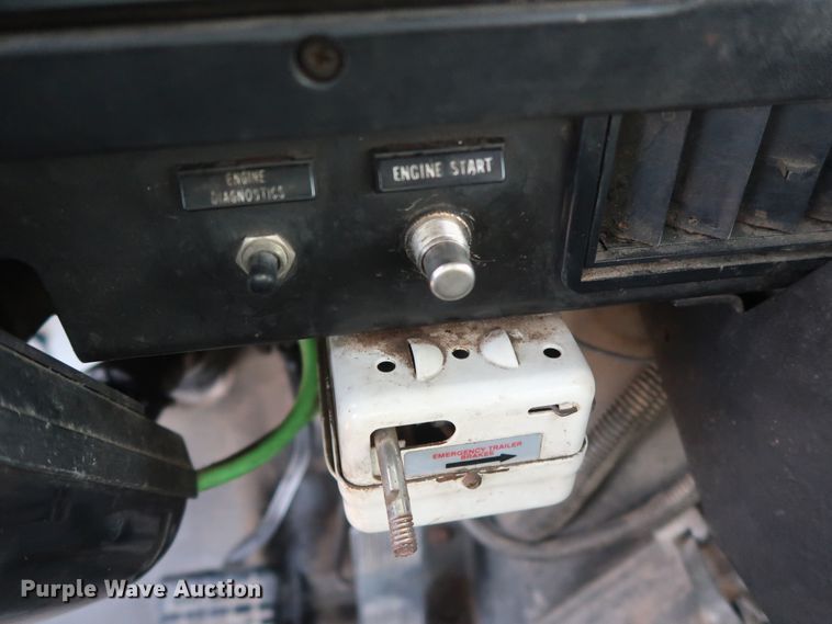 image for item GD9958 2001 International 4700 truck cab and chassis