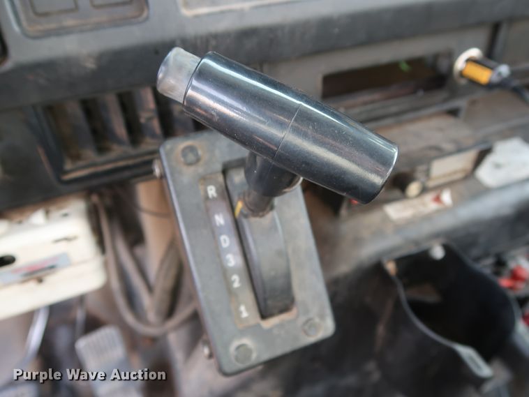 image for item GD9958 2001 International 4700 truck cab and chassis