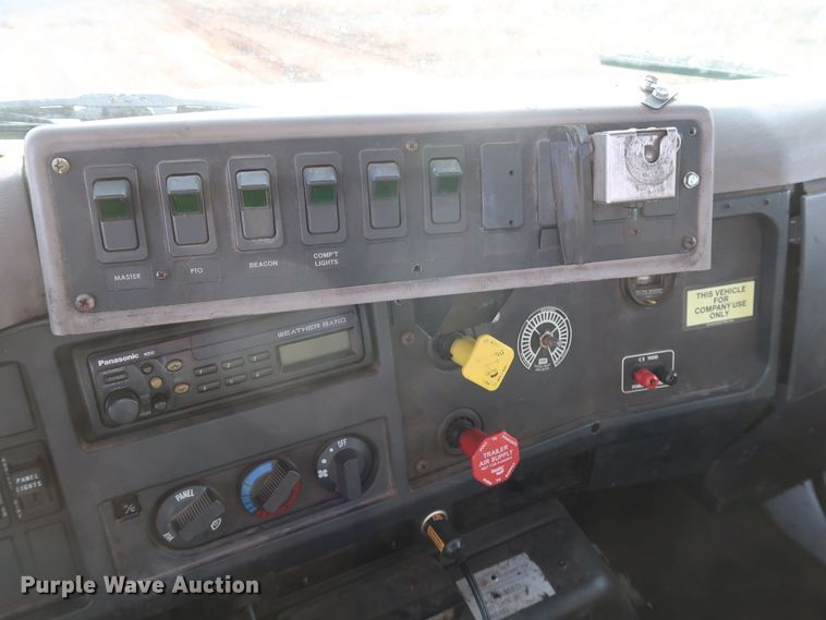 image for item GD9958 2001 International 4700 truck cab and chassis