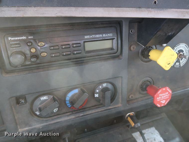 image for item GD9958 2001 International 4700 truck cab and chassis