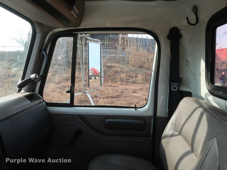 image for item GD9958 2001 International 4700 truck cab and chassis