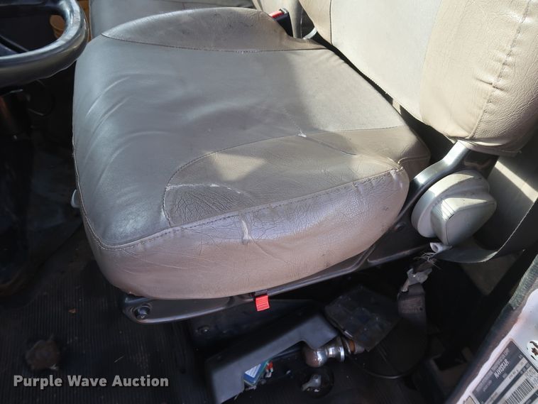 image for item GD9958 2001 International 4700 truck cab and chassis