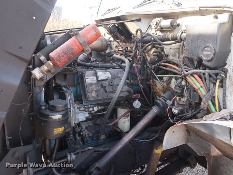 image for item GD9958 2001 International 4700 truck cab and chassis