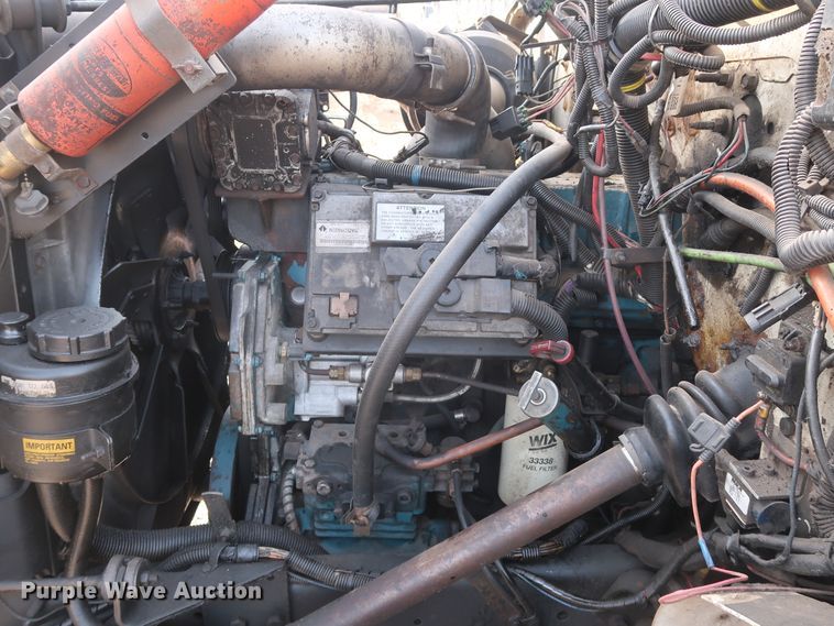 image for item GD9958 2001 International 4700 truck cab and chassis