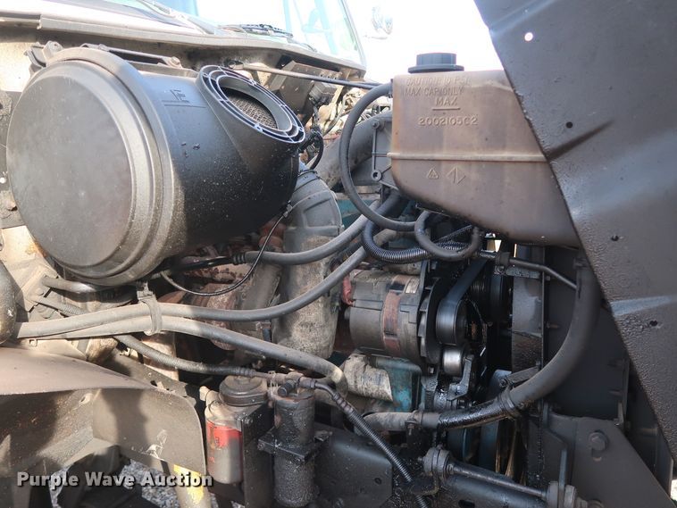 image for item GD9958 2001 International 4700 truck cab and chassis