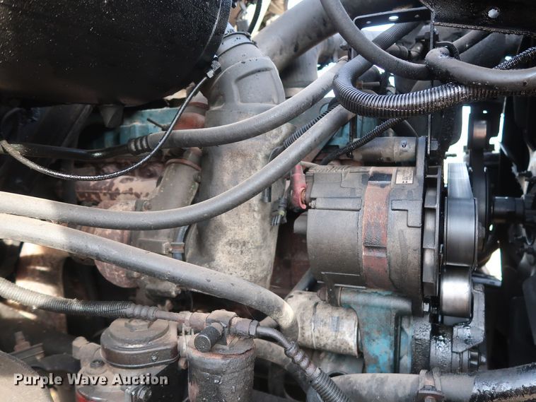 image for item GD9958 2001 International 4700 truck cab and chassis