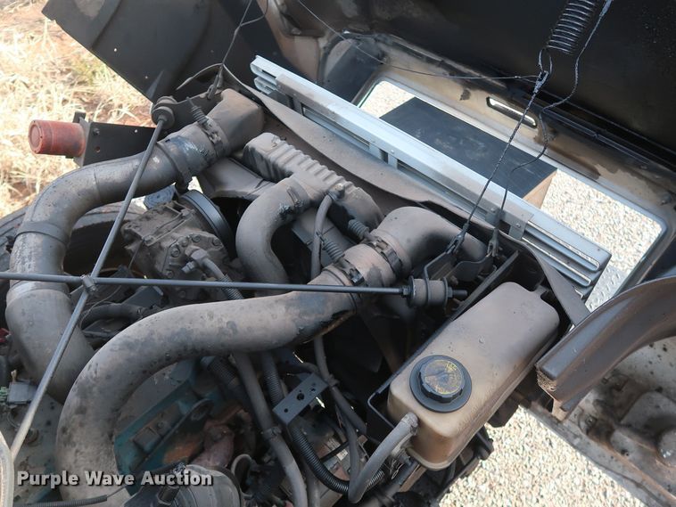 image for item GD9958 2001 International 4700 truck cab and chassis