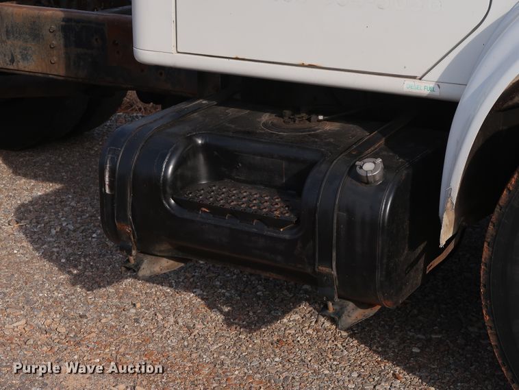 image for item GD9958 2001 International 4700 truck cab and chassis