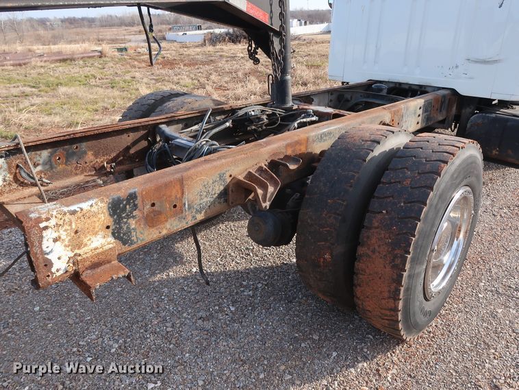 image for item GD9958 2001 International 4700 truck cab and chassis