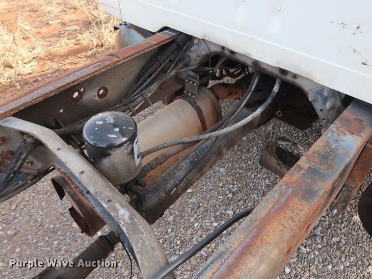 image for item GD9958 2001 International 4700 truck cab and chassis