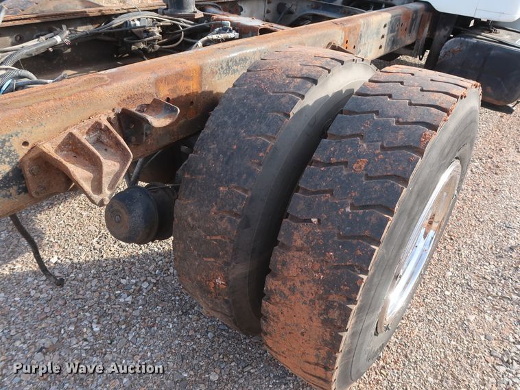 image for item GD9958 2001 International 4700 truck cab and chassis