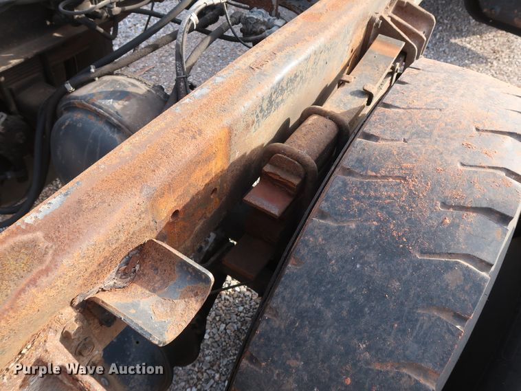 image for item GD9958 2001 International 4700 truck cab and chassis