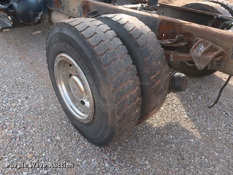 image for item GD9958 2001 International 4700 truck cab and chassis