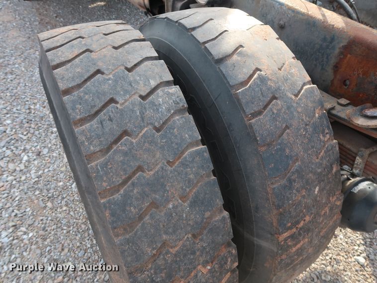 image for item GD9958 2001 International 4700 truck cab and chassis