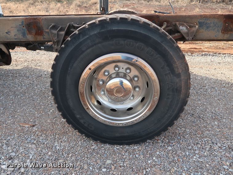 image for item GD9958 2001 International 4700 truck cab and chassis