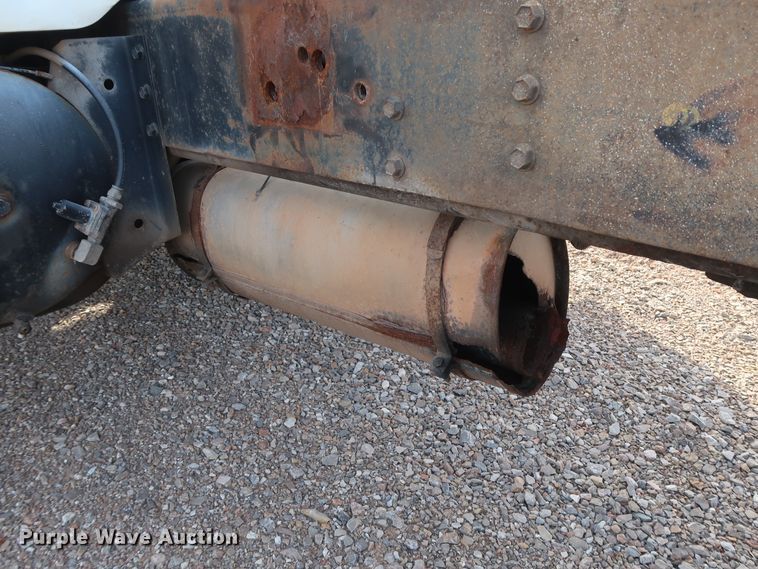 image for item GD9958 2001 International 4700 truck cab and chassis