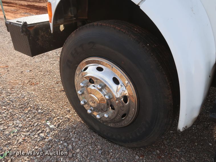 image for item GD9958 2001 International 4700 truck cab and chassis