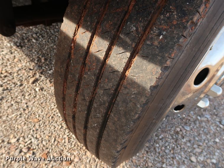 image for item GD9958 2001 International 4700 truck cab and chassis