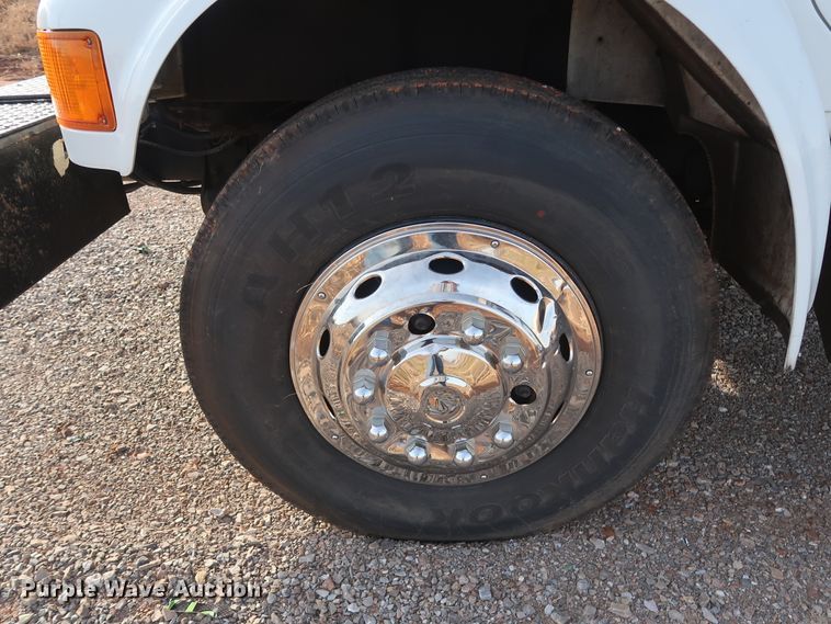 image for item GD9958 2001 International 4700 truck cab and chassis