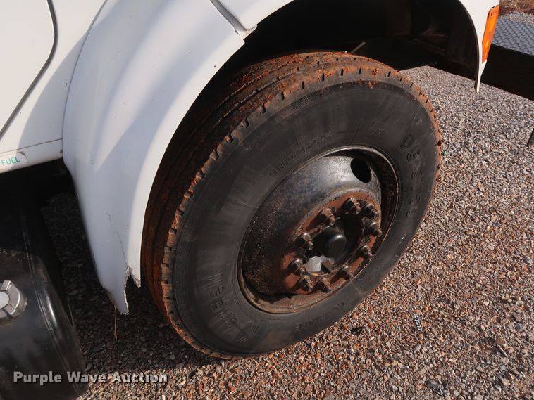 image for item GD9958 2001 International 4700 truck cab and chassis