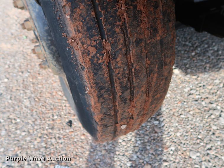 image for item GD9958 2001 International 4700 truck cab and chassis