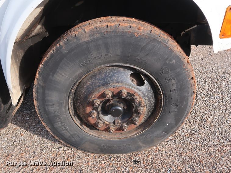 image for item GD9958 2001 International 4700 truck cab and chassis