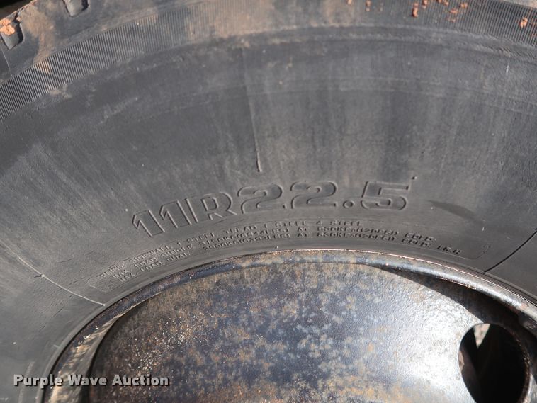 image for item GD9958 2001 International 4700 truck cab and chassis