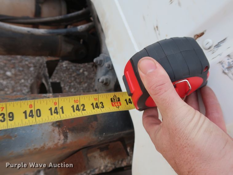 image for item GD9958 2001 International 4700 truck cab and chassis