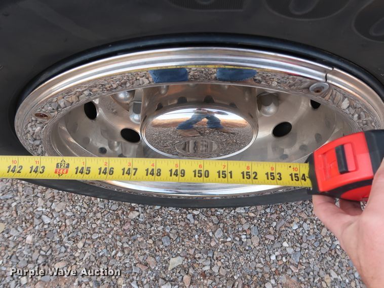 image for item GD9958 2001 International 4700 truck cab and chassis