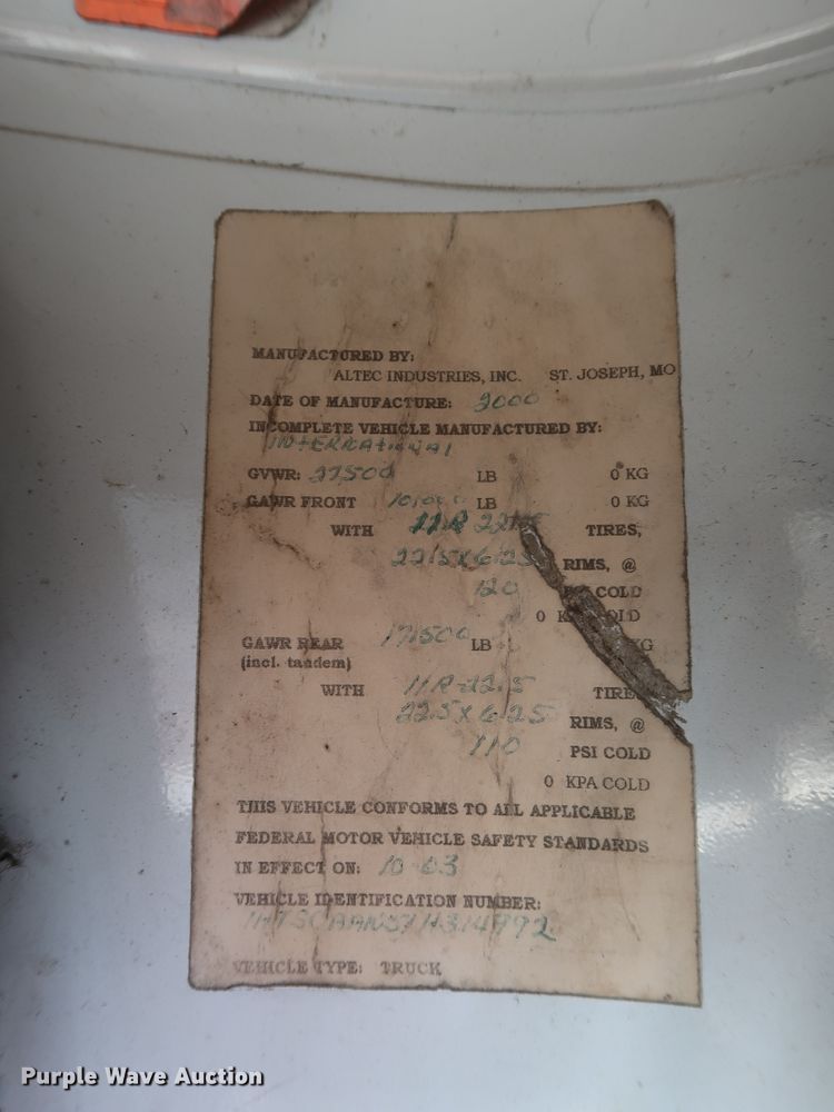 image for item GD9958 2001 International 4700 truck cab and chassis