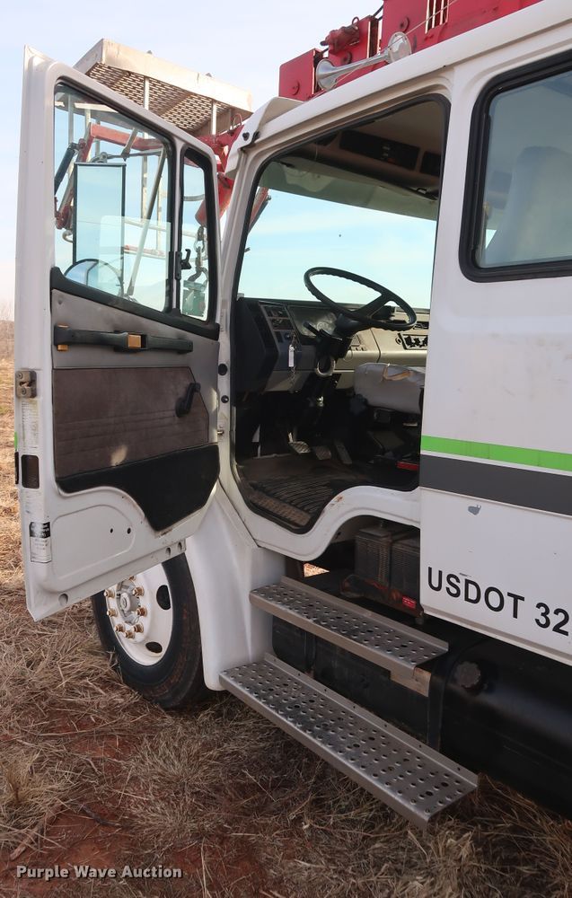 image for item GD9961 2002 Freightliner FL80 crane truck