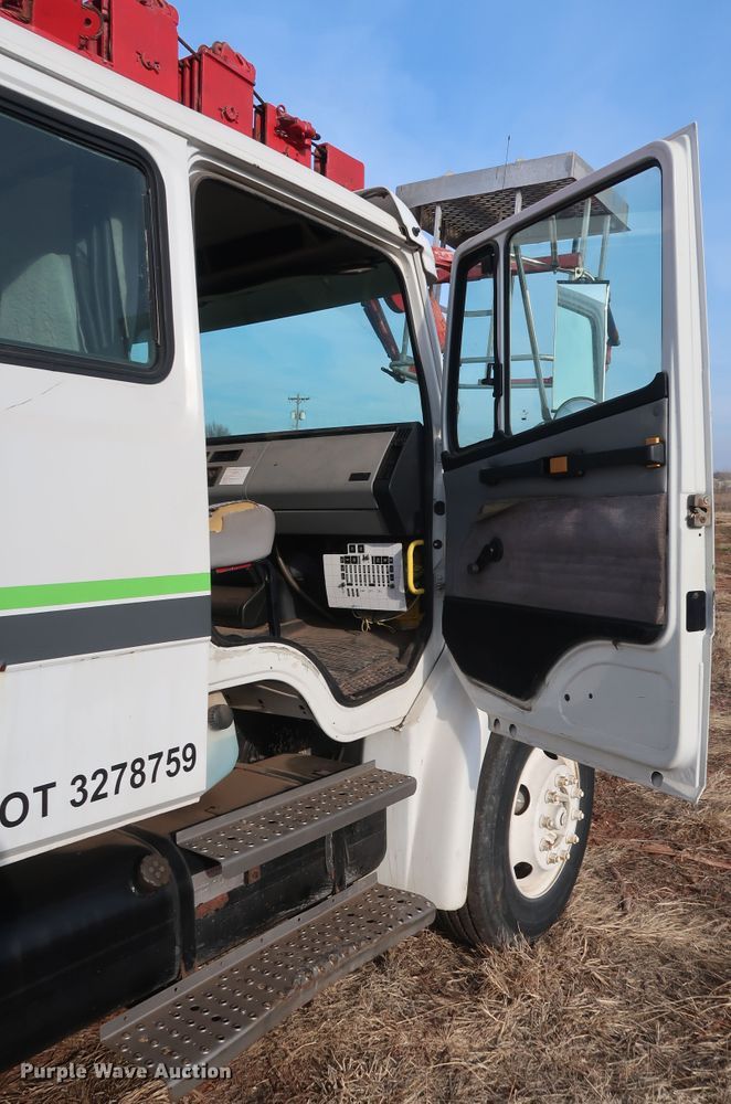 image for item GD9961 2002 Freightliner FL80 crane truck