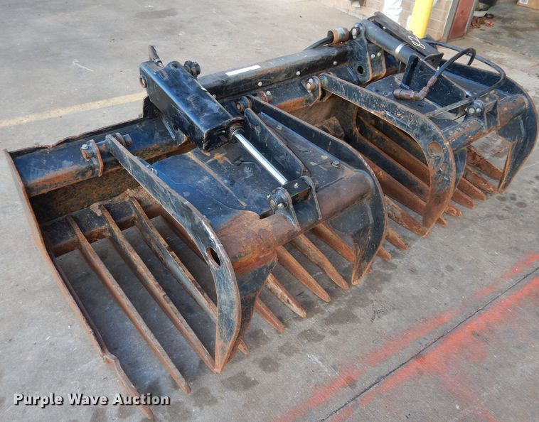 image for item GF9870 John Deere 77"W grapple bucket