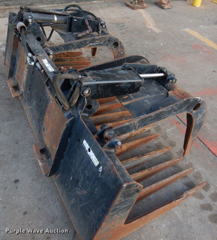 image for item GF9870 John Deere 77"W grapple bucket