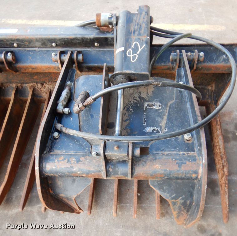 image for item GF9870 John Deere 77"W grapple bucket