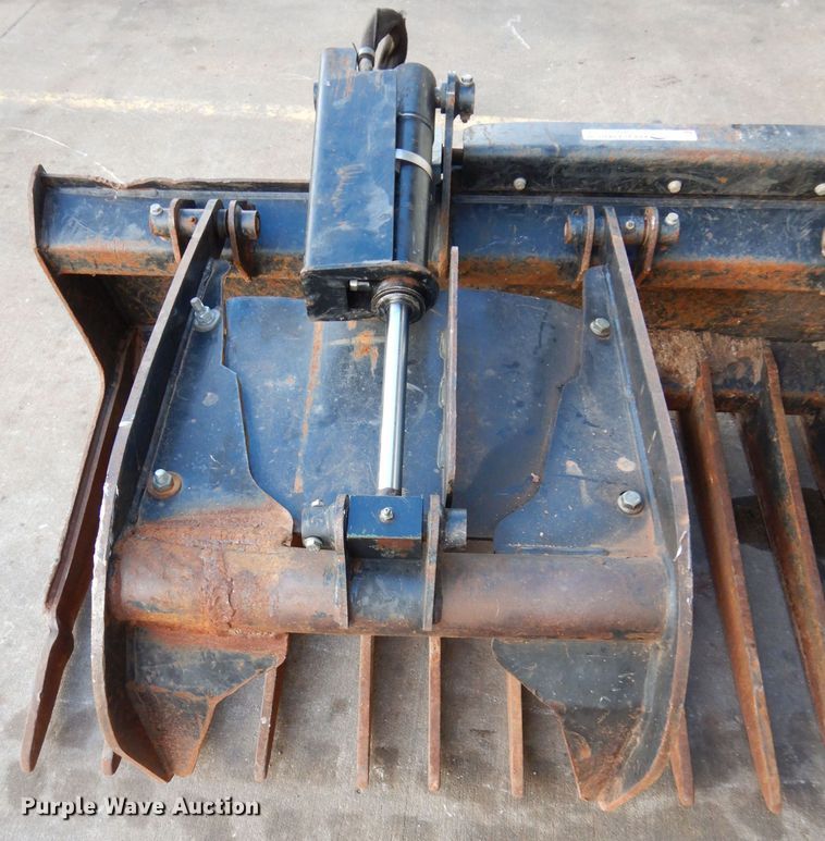 image for item GF9870 John Deere 77"W grapple bucket