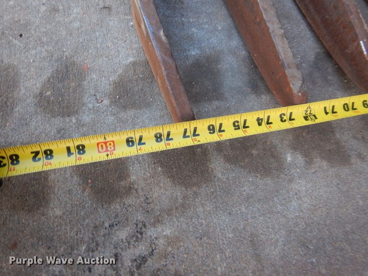 image for item GF9870 John Deere 77"W grapple bucket