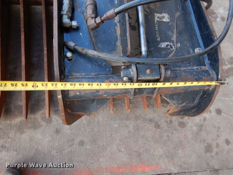 image for item GF9870 John Deere 77"W grapple bucket