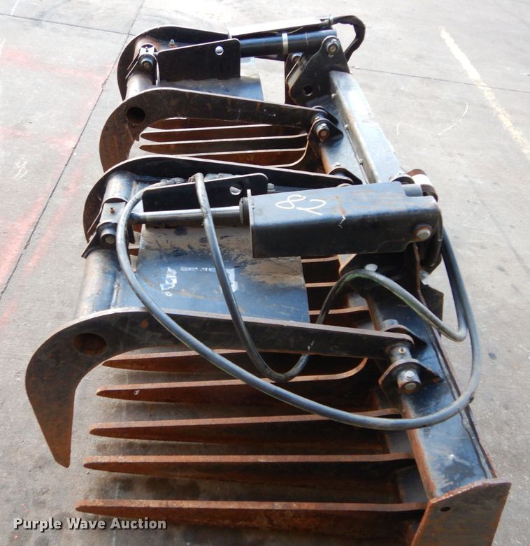 image for item GF9870 John Deere 77"W grapple bucket