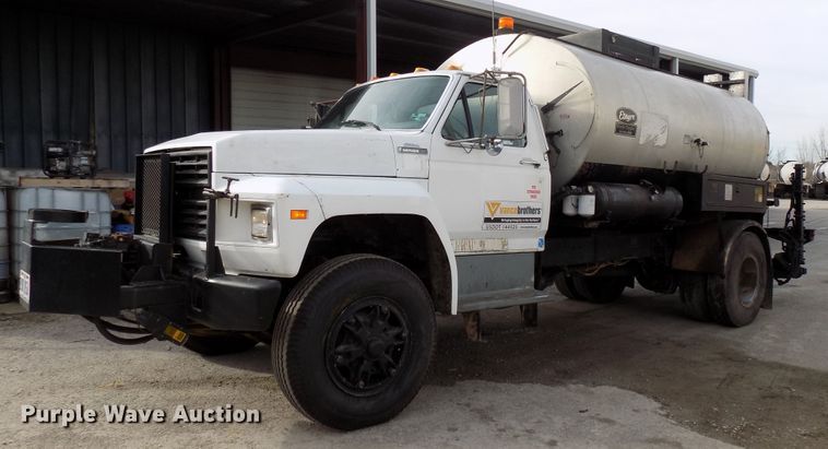image for item GF9892 1995 Ford F800 oil distribution truck
