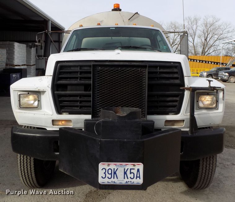 image for item GF9892 1995 Ford F800 oil distribution truck