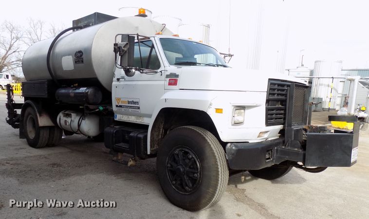image for item GF9892 1995 Ford F800 oil distribution truck