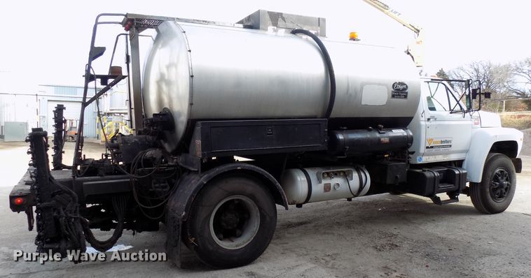 image for item GF9892 1995 Ford F800 oil distribution truck