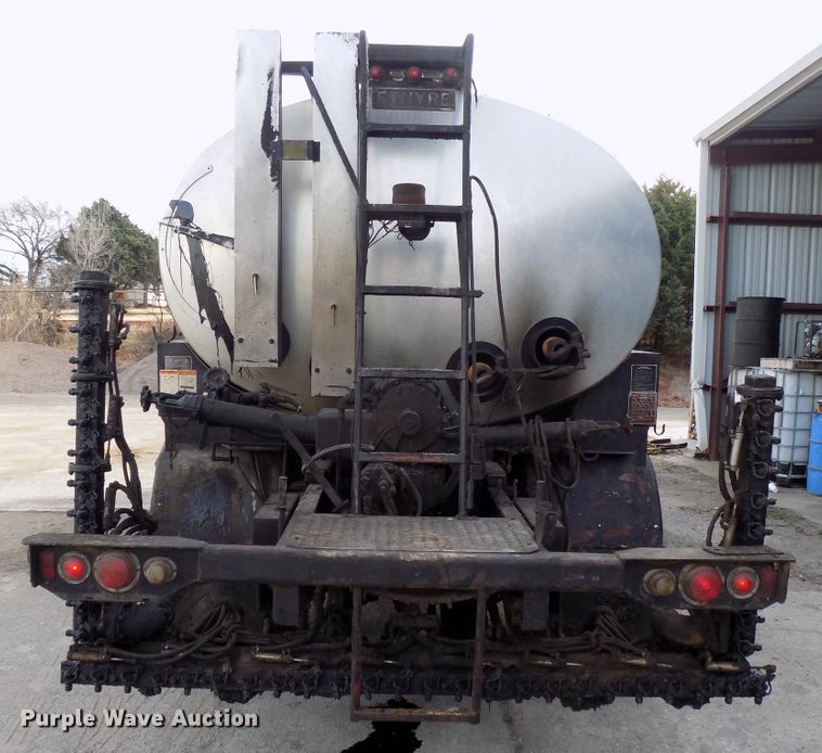 image for item GF9892 1995 Ford F800 oil distribution truck