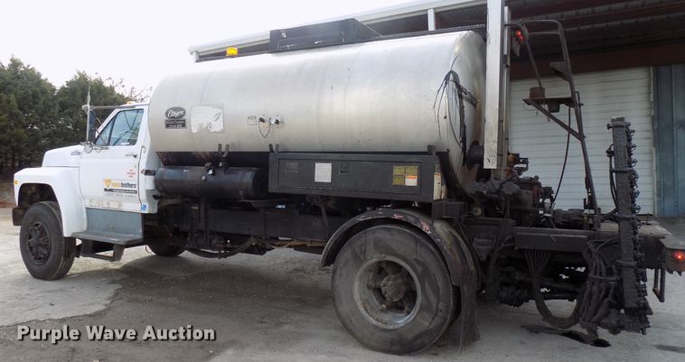 image for item GF9892 1995 Ford F800 oil distribution truck