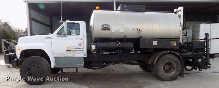 image for item GF9892 1995 Ford F800 oil distribution truck