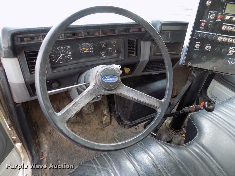 image for item GF9892 1995 Ford F800 oil distribution truck