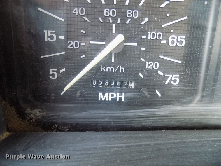 image for item GF9892 1995 Ford F800 oil distribution truck