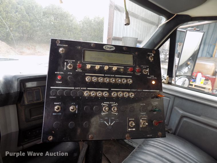 image for item GF9892 1995 Ford F800 oil distribution truck